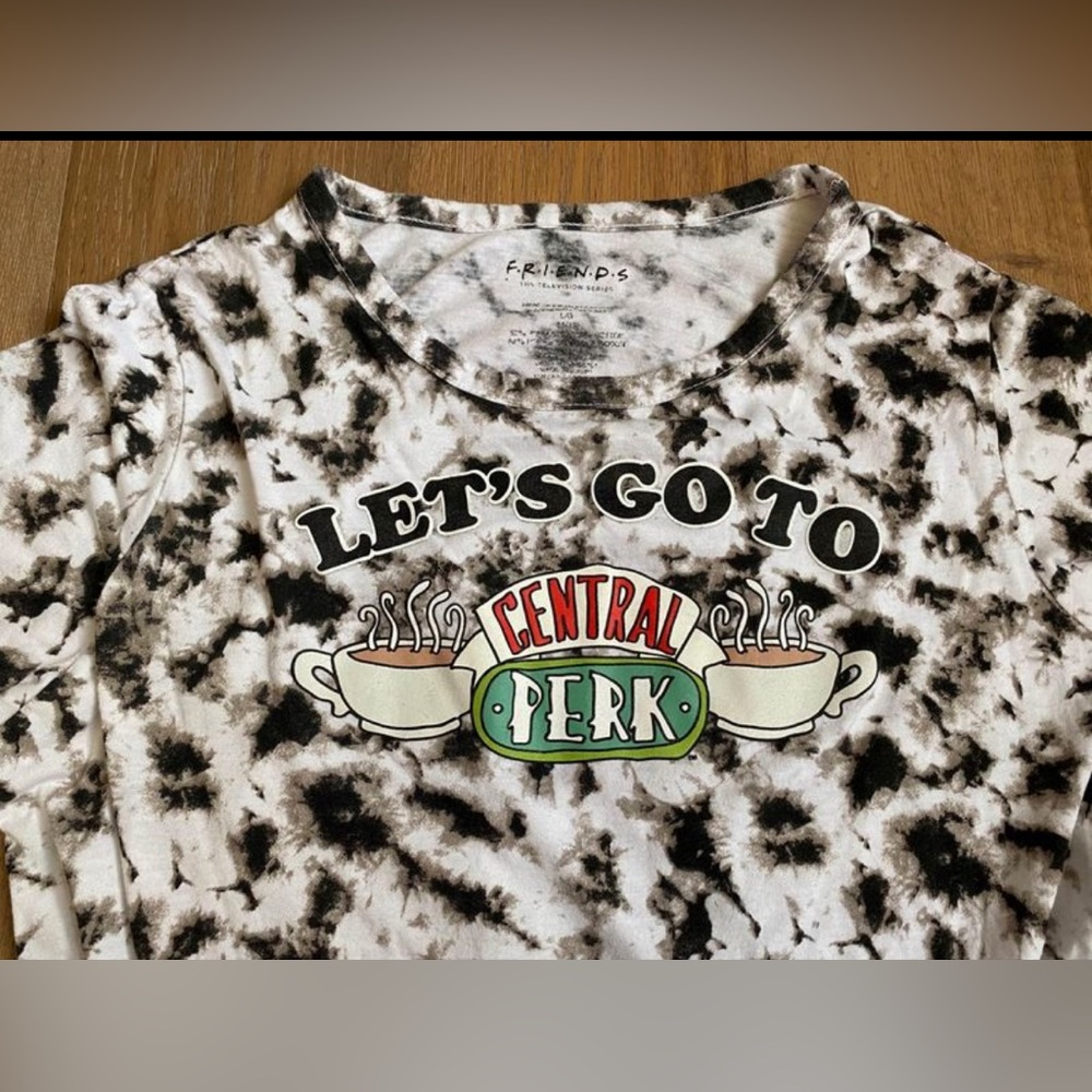 FRIENDS Women’s large tie dye tee